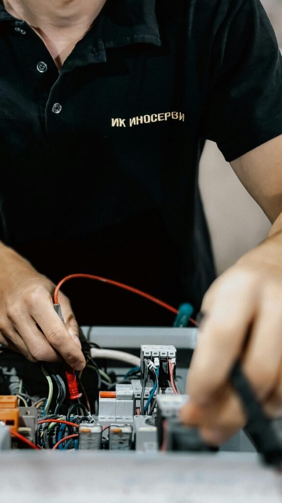 Profesional electricista realizando conexiones