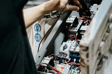 Electricista desarmando panel electrico