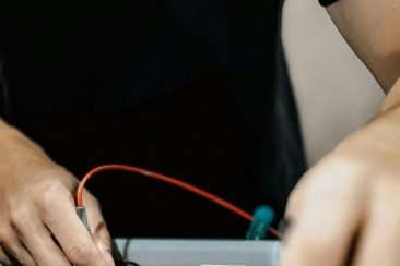 Profesional electricista realizando conexiones