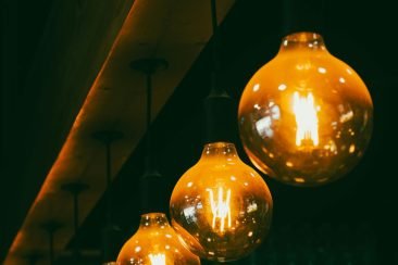 Luz vintage sobre barra de restaurante